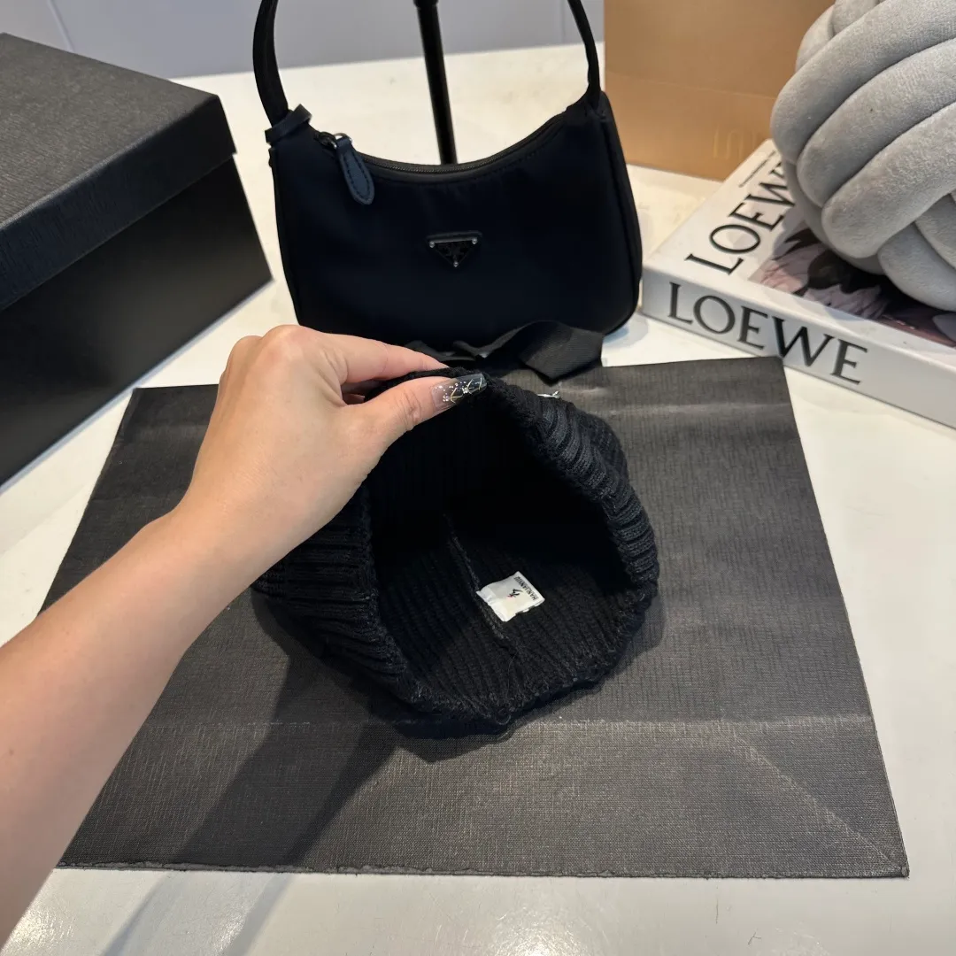 P60 Crow Heart Autumn and Winter Wool Knitted Beanie This must be the favorite of minimalism. It is clean, neat, fashionable and versatile, and will definitely not be picky about your face shape! A fashionable classic that lasts forever! Fashionable black and white can be purchased together